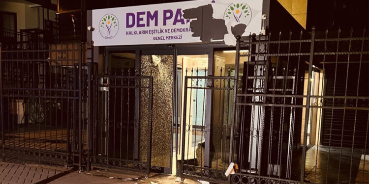 DEM Parti Genel Merkezi’ne taşlı saldırı: 1 gözaltı