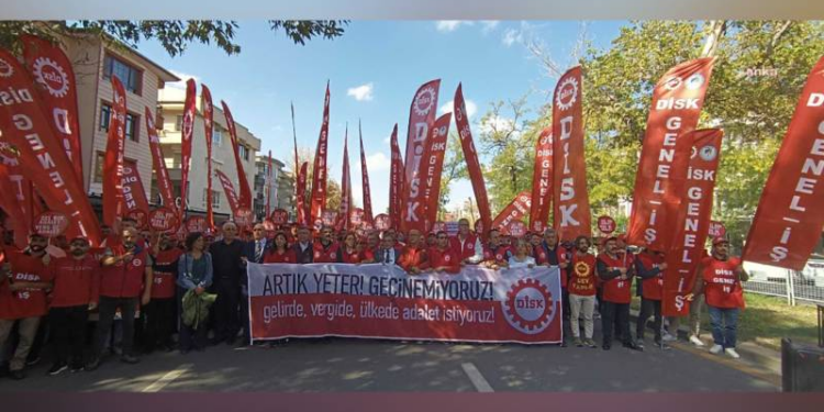 DİSK'in “Büyük İşçi Buluşması” için Ankara'ya gelen işçiler, “Gelirde, vergide, ülkede adalet istiyoruz” diyerek Anıtpark'a yürüdü