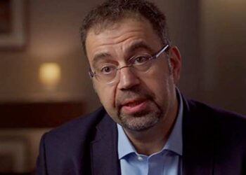 Daron Acemoğlu'nun çalışması, ekonomik büyüme ve refahın multidisipliner bir yaklaşımla ele alınması gerektiğini belirtiyor
