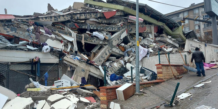 Depremde 45 kişiye mezar olan Saitbey Sitesi davasında, kamu personeli için ‘soruşturma’ izni