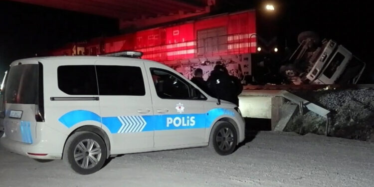 Edirne’de Yolcu Treni Beton Pompasına Çarptı