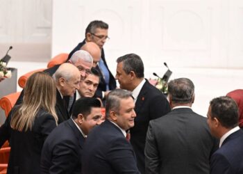 Erdoğan’ı ayakta karşılayan Özgür Özel, partisini tehdit eden Bahçeli’yle de tokalaştı