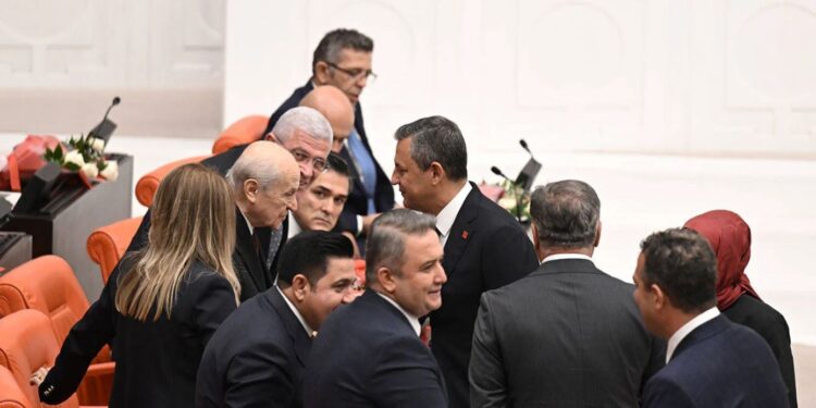 Erdoğan’ı ayakta karşılayan Özgür Özel, partisini tehdit eden Bahçeli’yle de tokalaştı