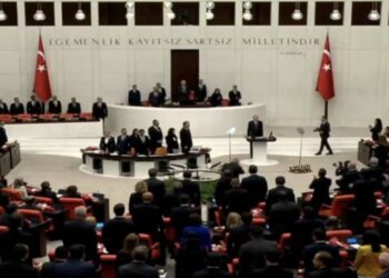 Erdoğan’ı ayakta karşılayan Özgür Özel’den eleştirilere yanıt: Şaşırılacak bir şey yok