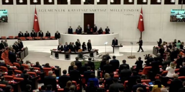 Erdoğan’ı ayakta karşılayan Özgür Özel’den eleştirilere yanıt: Şaşırılacak bir şey yok