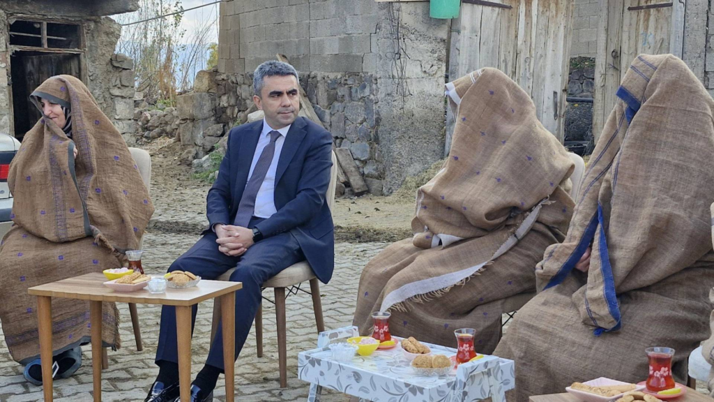 Erzurum Valiliği’nin Kadın Çiftçiler Günü paylaşımı tepki çekti; "Kültürel değerlerimizi kullanmayın"