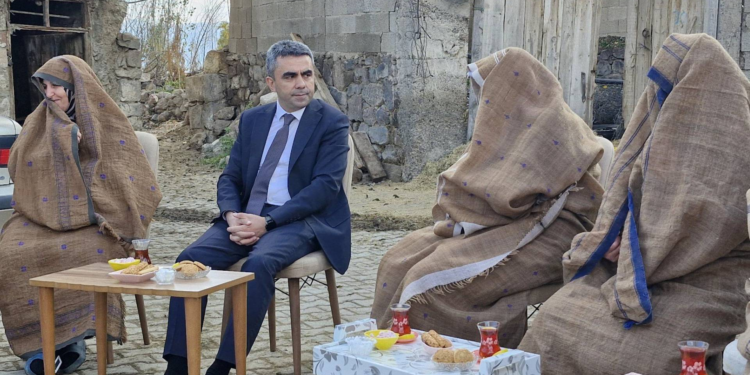 Erzurum Valiliği’nin Kadın Çiftçiler Günü paylaşımı tepki çekti; "Kültürel değerlerimizi kullanmayın"