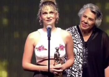 Farah Zeynep Abdullah ödülünü ‘pes etmeyen’ kadınlara adadı