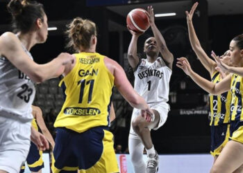 Fenerbahçe-Beşiktaş Maçında Ortalık Karıştı! Hakemler Soyunma Odasına Gitti