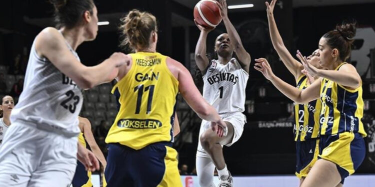 Fenerbahçe-Beşiktaş Maçında Ortalık Karıştı! Hakemler Soyunma Odasına Gitti