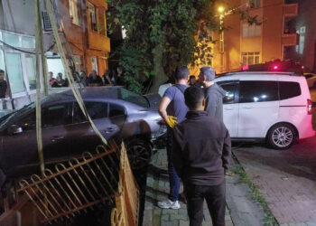 Freni Boşalan Araba Park Halinde Araçlara Çarparak Durdu: 2 Kişi Yaralı