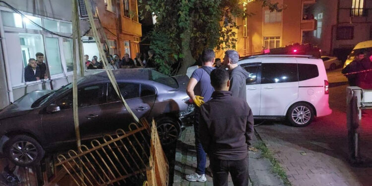 Freni Boşalan Araba Park Halinde Araçlara Çarparak Durdu: 2 Kişi Yaralı