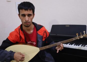 Görme engelli olan Albur müzikle yaşama tutunuyor