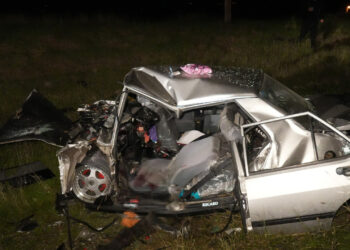 Hafif Ticari Araç, Otomobil ile Çarpıştı: 3 Ağır Yaralı