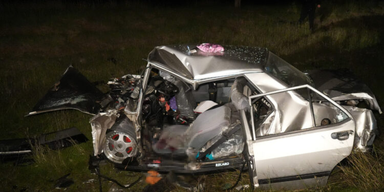 Hafif Ticari Araç, Otomobil ile Çarpıştı: 3 Ağır Yaralı