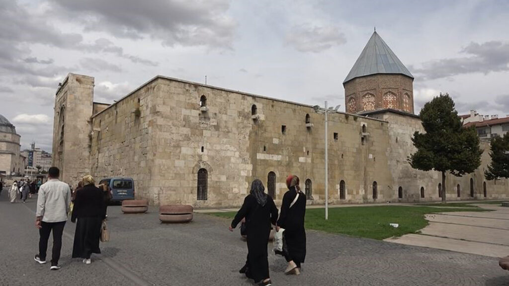 Her Gün Önünden Binlerce Kişi Geçiyor Ama... Gömüldüğü Yer Hayrete Düşürüyor!