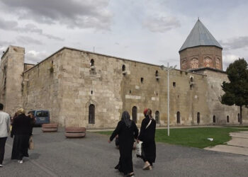 Her Gün Önünden Binlerce Kişi Geçiyor Ama... Gömüldüğü Yer Hayrete Düşürüyor!