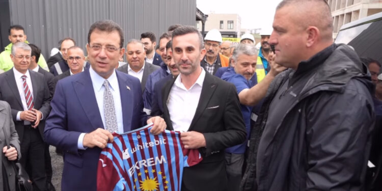 İBB Ekrem İmamoğlu'na Dikkat Çeken Hediye: 'Türkiye'nin Yeni Cumhurbaşkanı' İfadeleriyle Paylaştı
