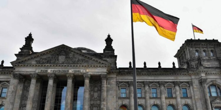 IMF, Almanya için büyüme tahminini zayıf sanayi nedeniyle yüzde 0'a düşürdü; ülke yeniden resesyona girebilir