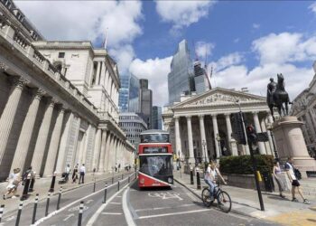 İngiltere enflasyonunda 3,5 yıl sonra ilk