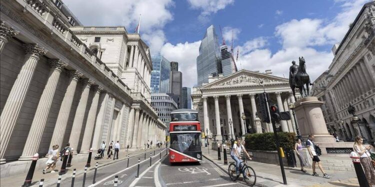 İngiltere enflasyonunda 3,5 yıl sonra ilk