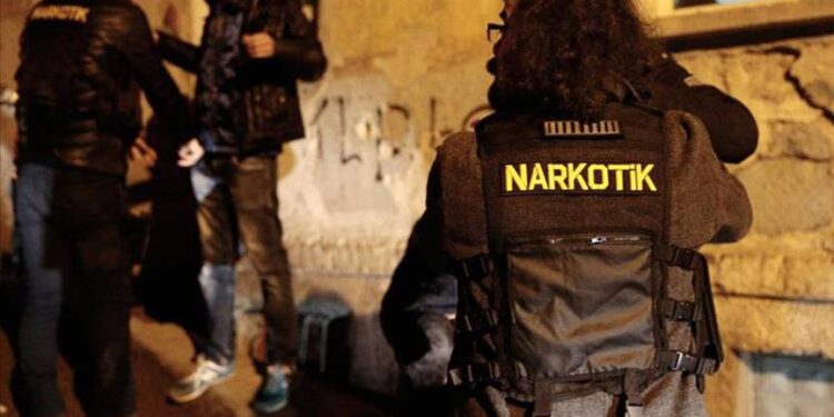 İstanbul'da düzenlenen narkotik operasyonunda gözaltına alınan 2 şüpheli tutuklandı