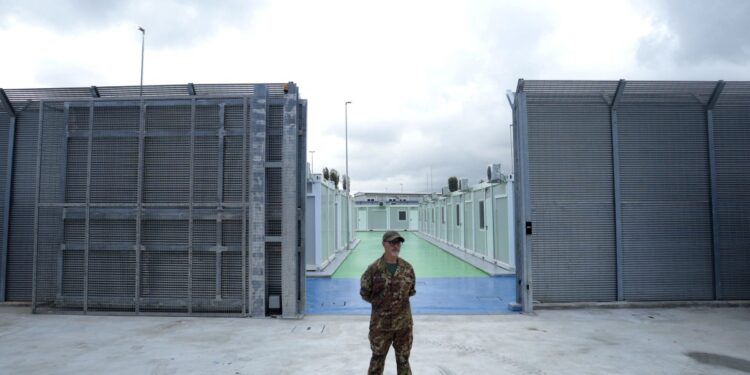 İtalyan mahkemesinden iptal kararı; Arnavutluk 12 sığınmacıyı İtalya’ya iade etti