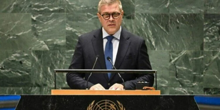 İzlanda Başbakanı Benediktsson Parlamentoyu Feshetti