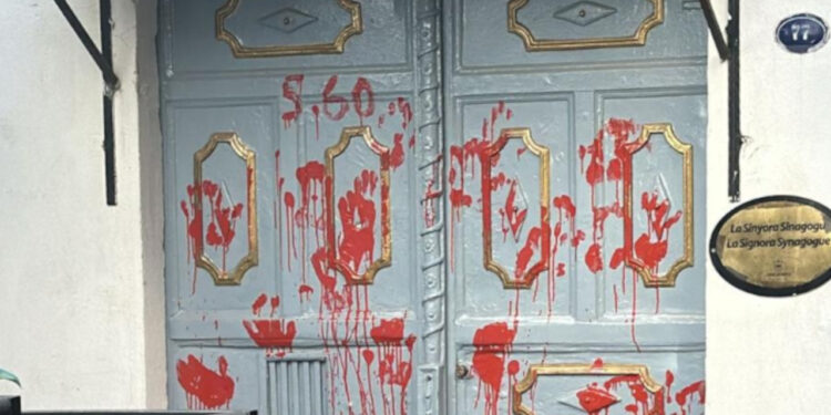 İzmir’de iki sinagoga ırkçı saldırı: Kapılar kırmızıyla boyandı