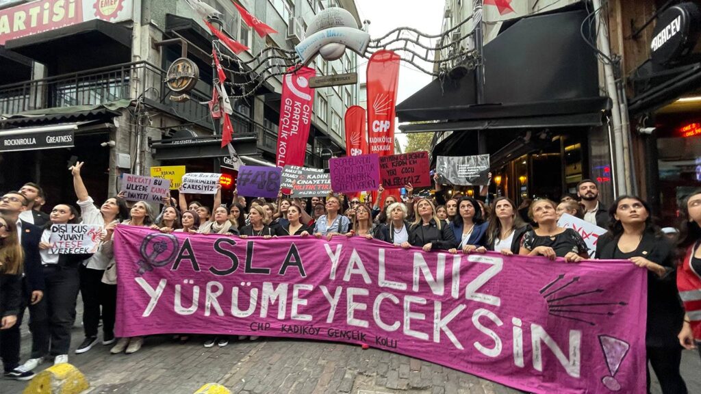 Kadıköy'de kadına şiddete karşı eylem: "Kadınlar ölüyor, iktidar susuyor"