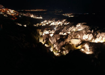 Kapadokya'nın peribacalarıyla kaplı vadisi "Güvercinlik" gece de turist çekecek
