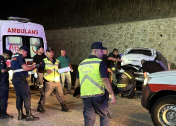 Kongreden Dönen Doktorların Aracı İstinat Duvarına Çarptı: Feci Kazadan Kahreden Haber