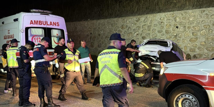 Kongreden Dönen Doktorların Aracı İstinat Duvarına Çarptı: Feci Kazadan Kahreden Haber