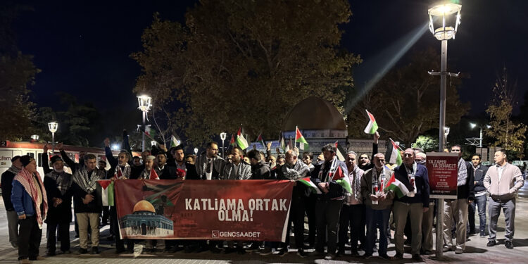 Konya'da Saadet Partisi Gençlik Kolları İsrail'i Protesto Etti