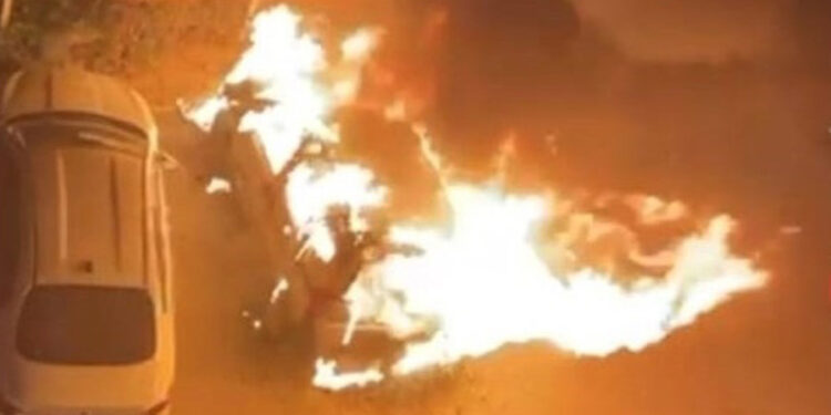 Konya’da polis memurunun aracı kundaklandı