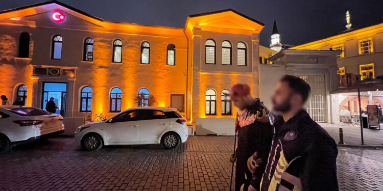 Köprüde Kostümlü Koşu Polisi Alarma Geçirdi