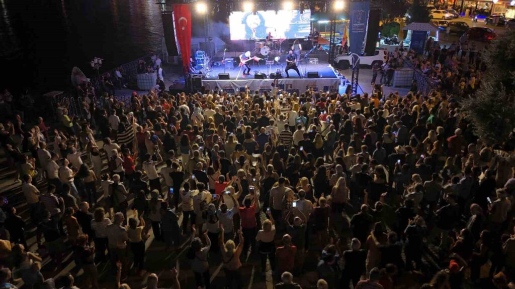 Kuşadası Sokak Festivali İlk Günü Coşkulu Geçti