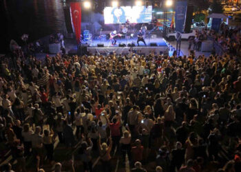 Kuşadası Sokak Festivali İlk Günü Coşkulu Geçti