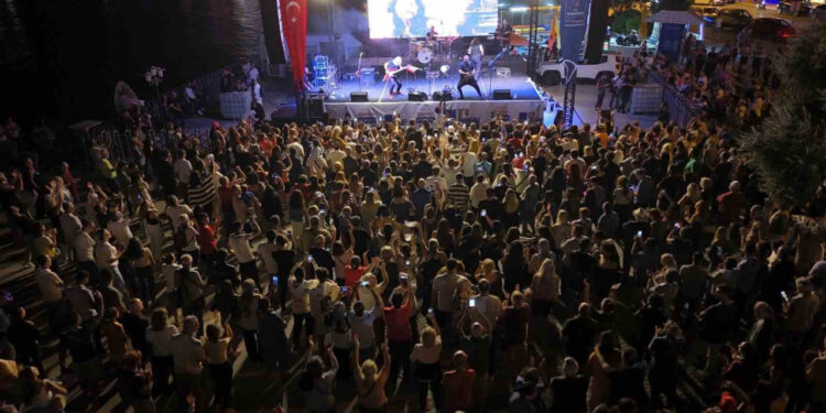 Kuşadası Sokak Festivali İlk Günü Coşkulu Geçti