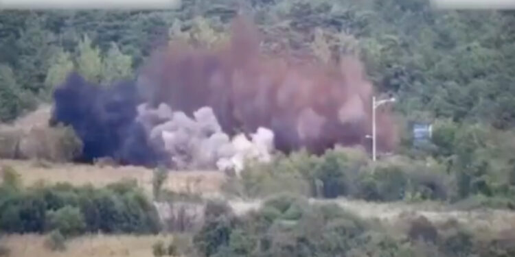 Kuzey Kore, Güney’e giden yolları havaya uçurdu: Yumuşama amaçlı inşa edilmişti