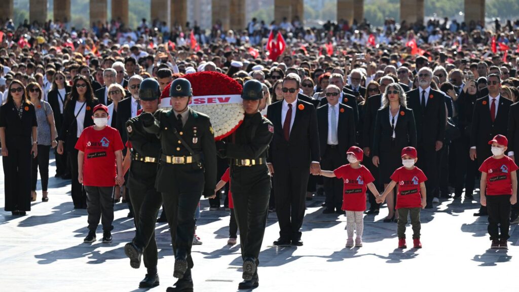 LÖSEV'den 30 bin kişi ile Anıtkabir ziyareti