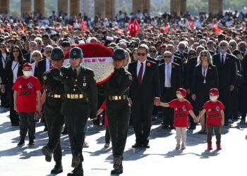 LÖSEV'den 30 bin kişi ile Anıtkabir ziyareti