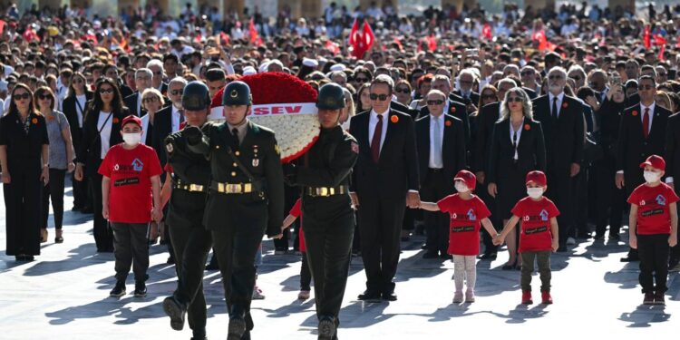LÖSEV'den 30 bin kişi ile Anıtkabir ziyareti