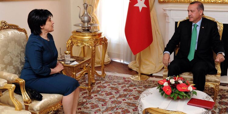 Leyla Zana: Barışı gözleyenlere selam geldi, gözümüz aydın!