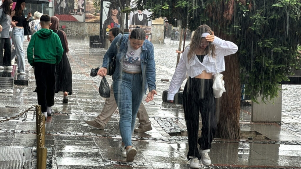 Meteoroloji'den Flaş Uyarı! Kuvvetli Yağışlar Başlıyor, Bu Saatlere Dikkat