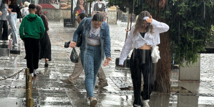 Meteoroloji'den Flaş Uyarı! Kuvvetli Yağışlar Başlıyor, Bu Saatlere Dikkat