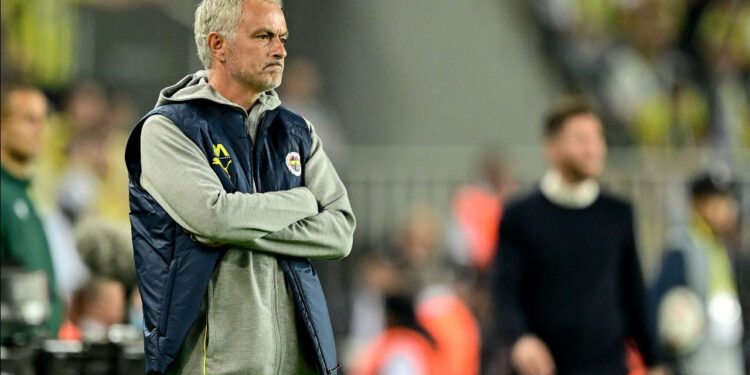 Mourinho'dan Gazetecilere Tepki! 'Türkiye'ye İşimi Öğrenmeye Geldim Sanırım'