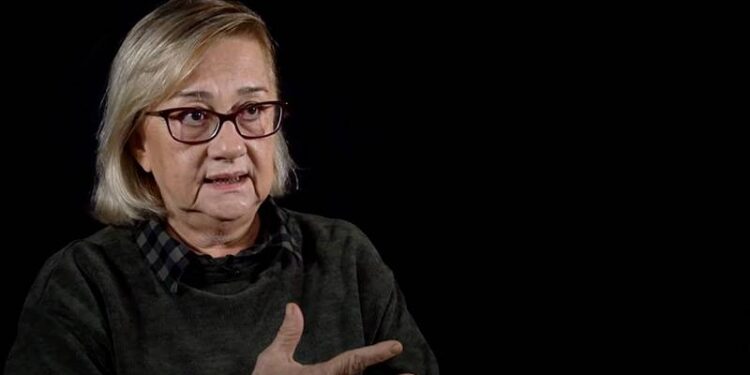 Mücella Yapıcı ve kızını çıplak aramaya maruz bırakan iki polis hakkında hapis cezası