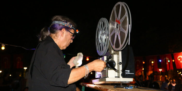 Nostalji Tutkunları "Yeşilçam Festivali"nde Bir Araya Geldi