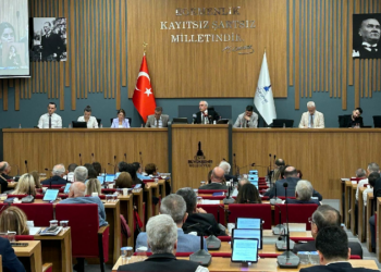 Öldürülen kadınları suçlamıştı | AKP'de istifa eden Latif Aydemir'e İzmir Belediye Meclisi'nden tepki: Buradan da istifa et